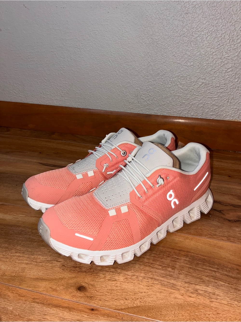 On Cloud 5 Women’s Athletic Running Sneaker Shoes, salmon pink- size 7.5